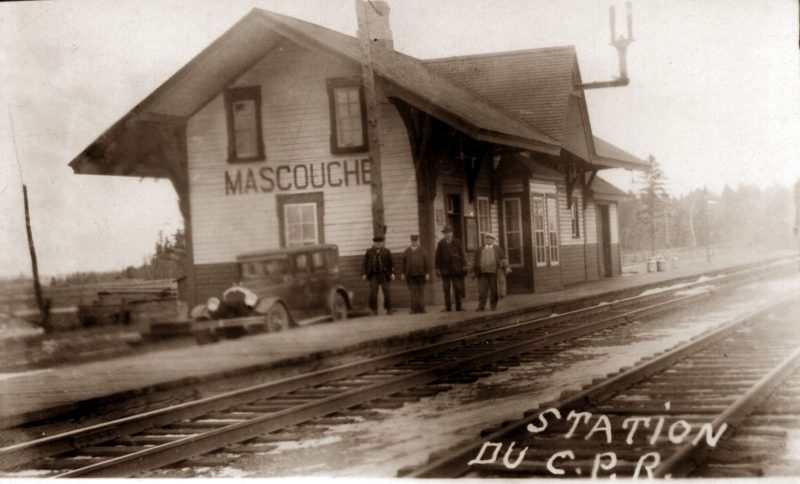 Le rail du CP passe sur 9,5km depuis 1879 à Mascouche. La gare du village était située non loin du chemin Sainte-Marie. Photo avant 1920. Collection : Aimé-Despatis