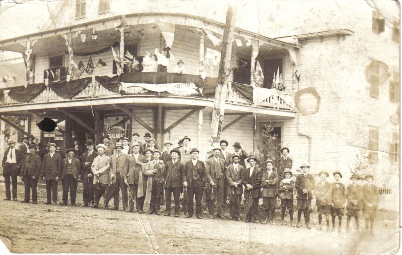 Le magasin général Brien lors des fêtes de 1910. Photo: Collection J.E. Charbonneau
