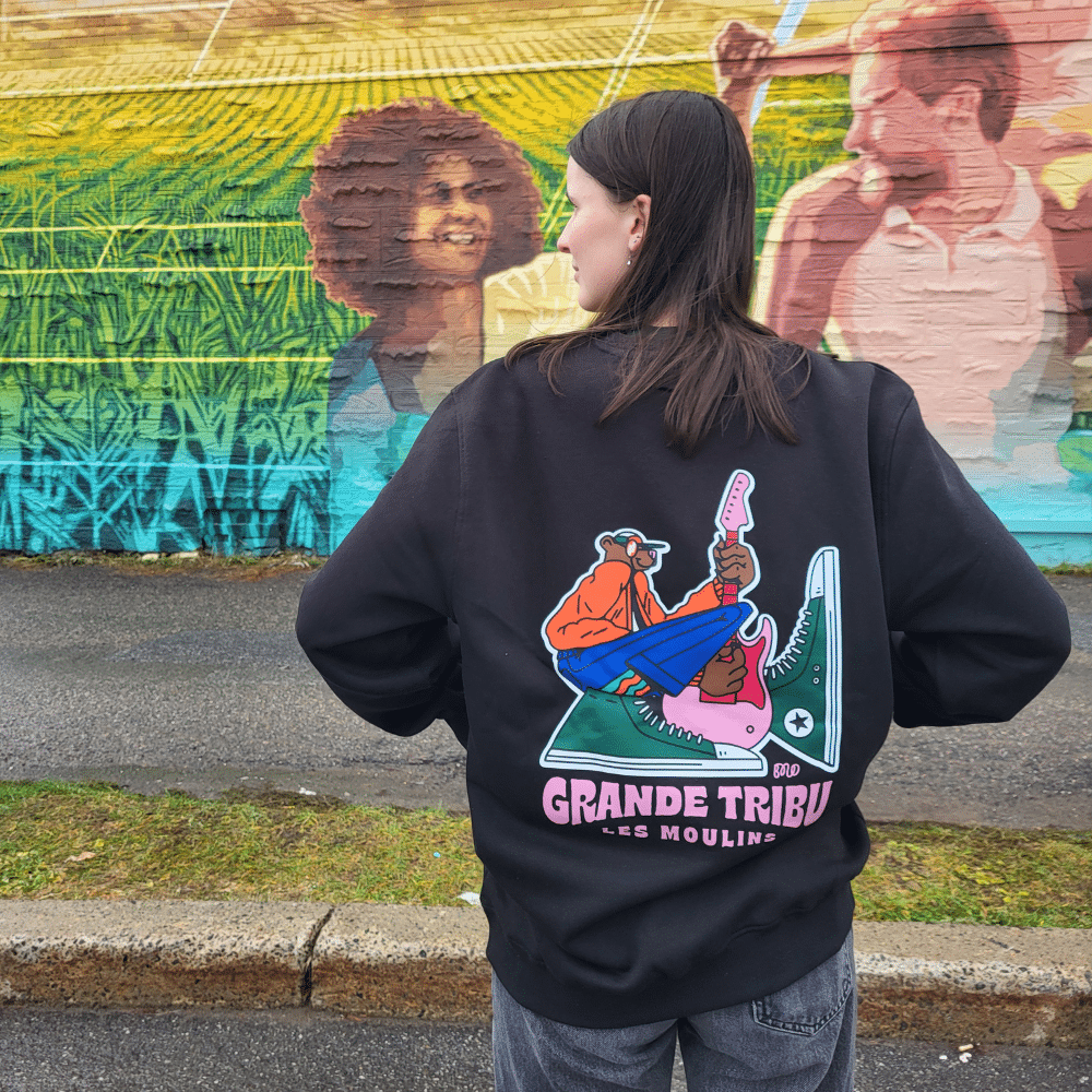 Julianne qui porte un crewneck noir du festival Grande Tribu