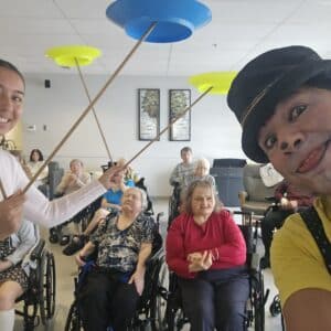 Un animateur de Cirkana lors d'un atelier du cirque n'a pas d'âge